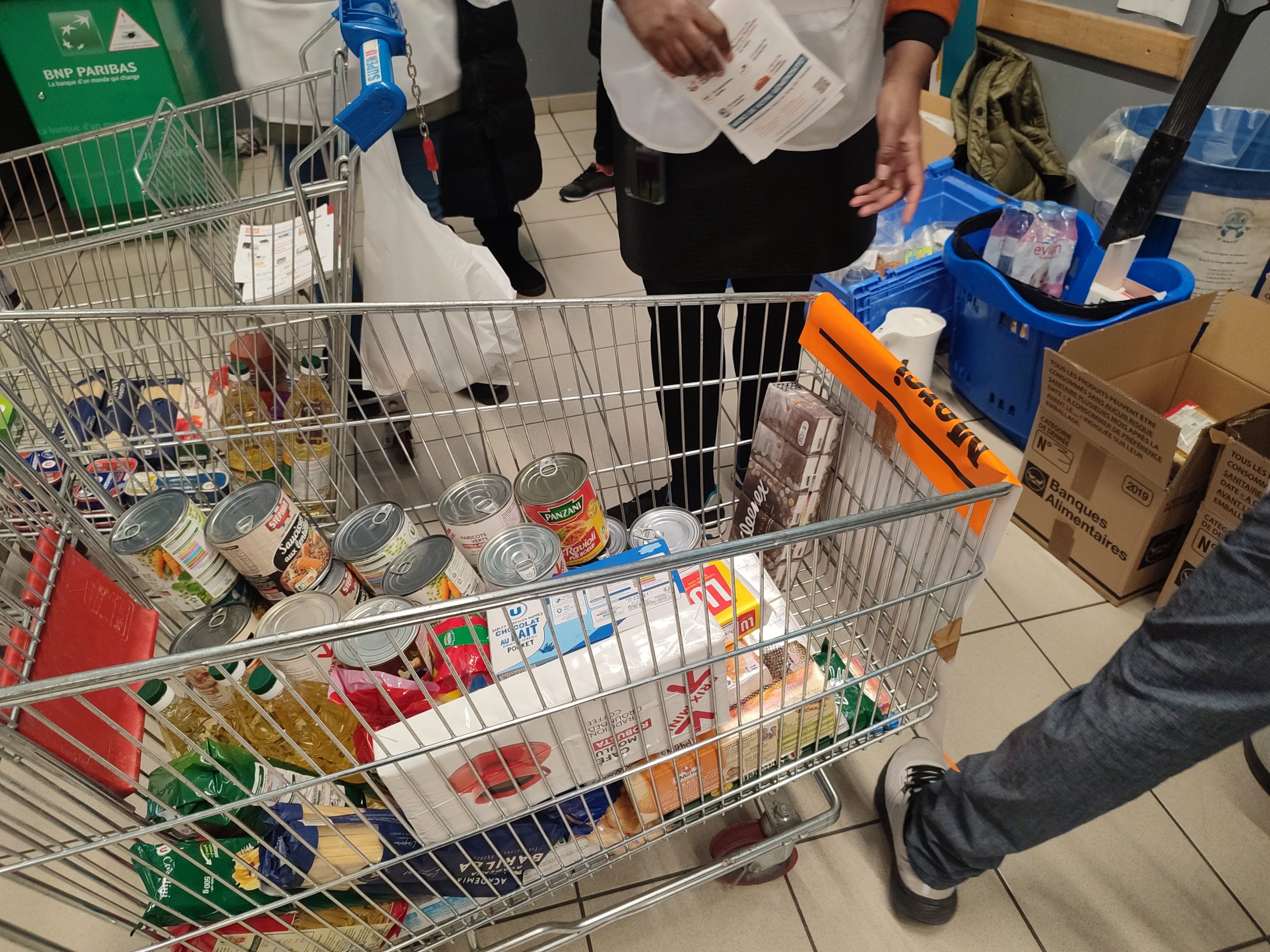   La distribution de colis alimentaires 