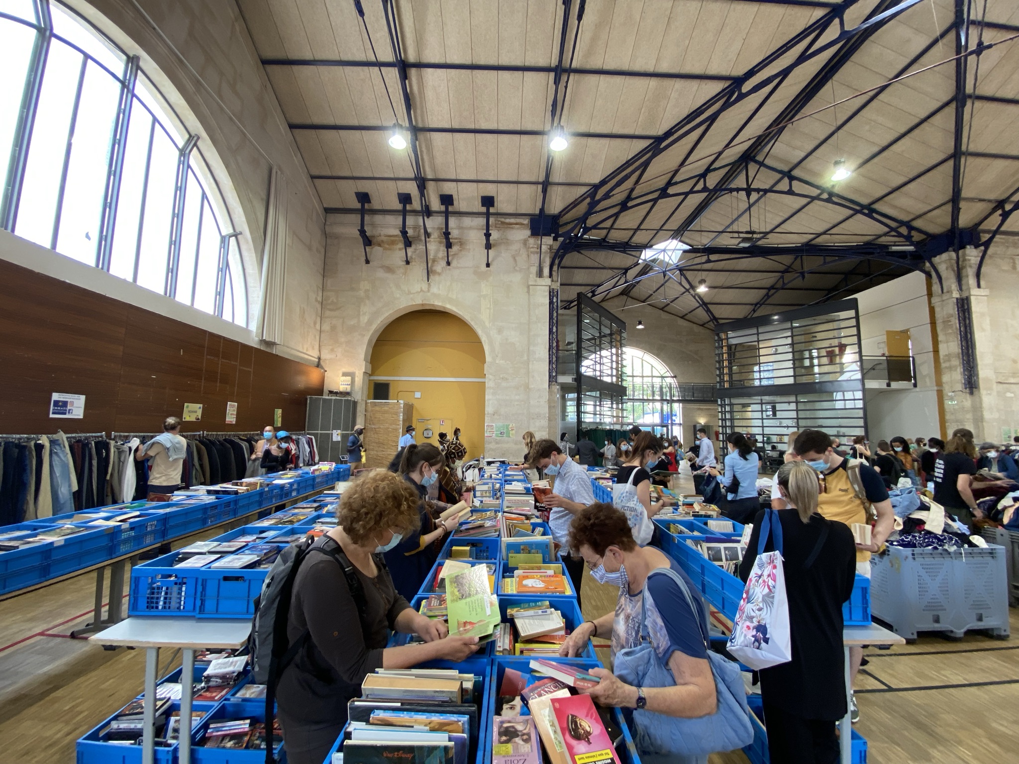 Grande vente au kilo la Halle des Blancs Manteaux Emmaus