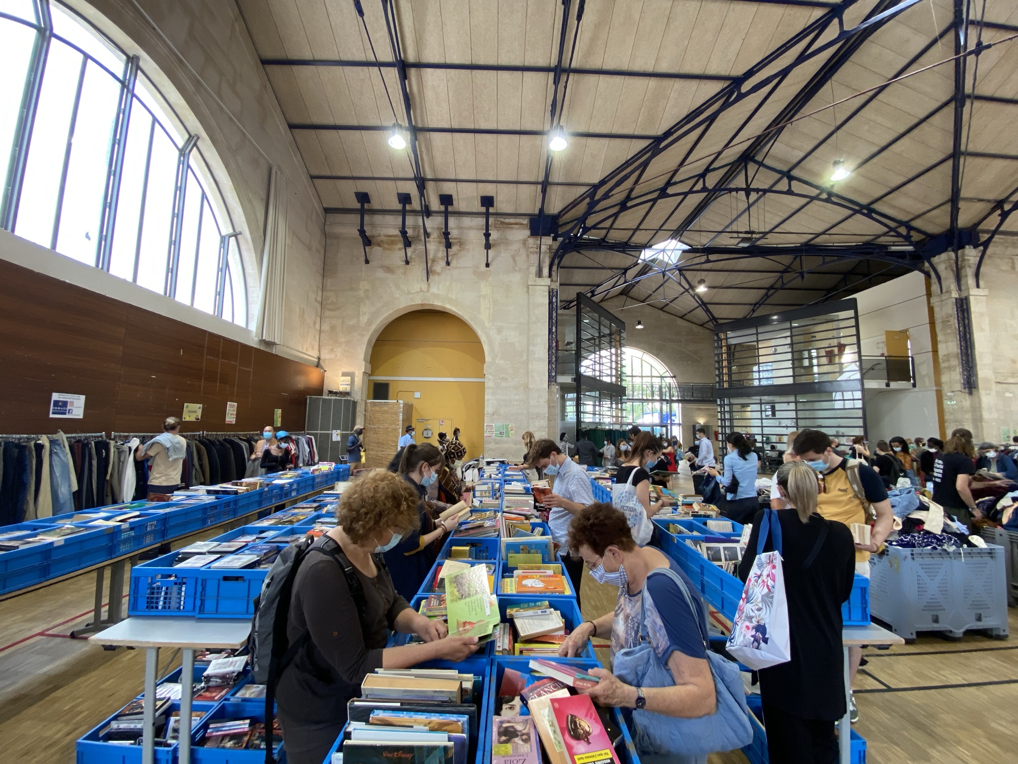 Grande vente au kilo à la Halle des Blancs Manteaux