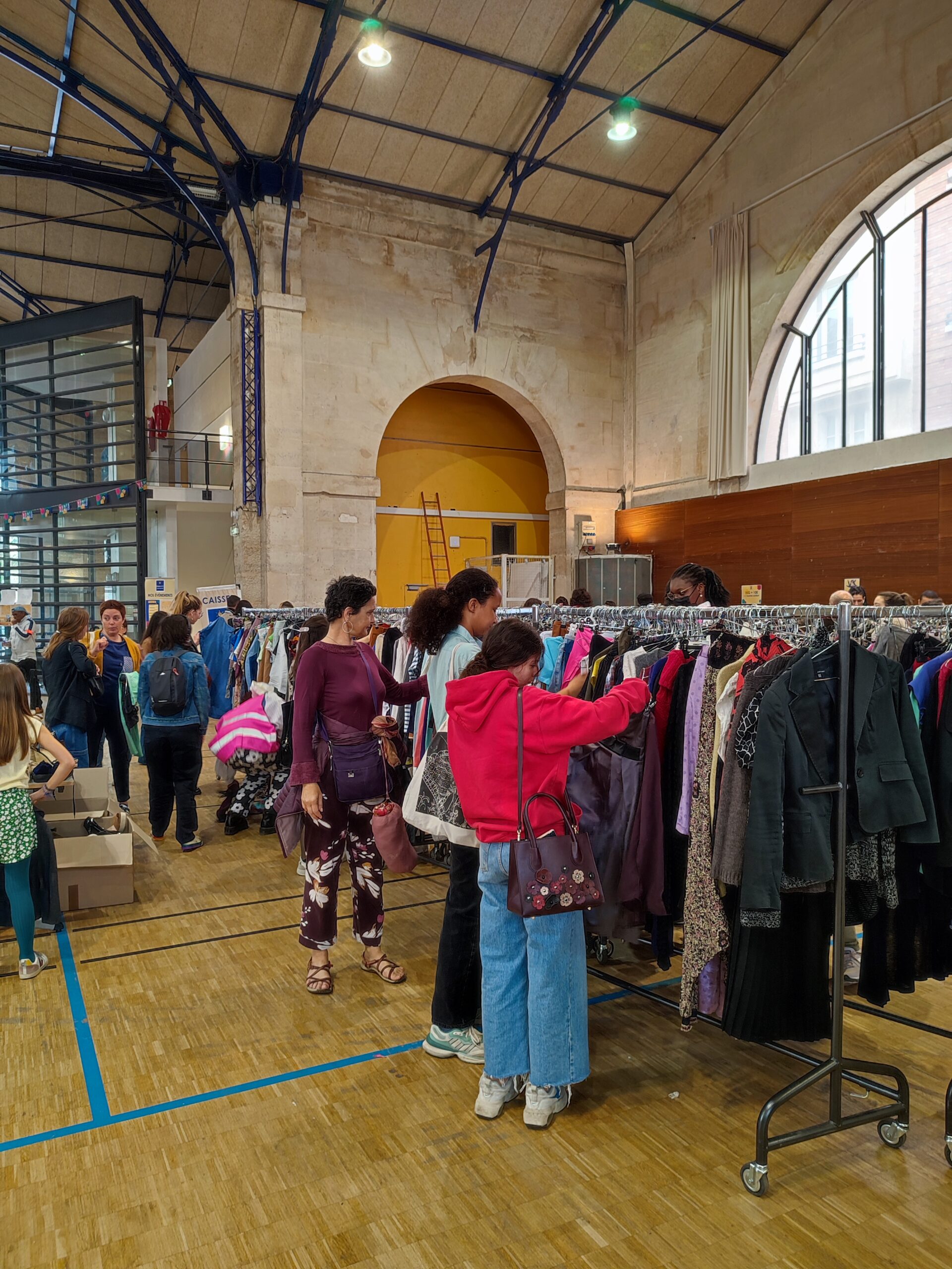 Grande vente au kilo à la Halle des Blancs Manteaux